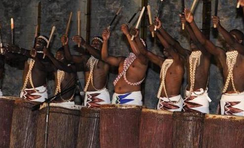 Une rangée d'hommes avec leur tambours